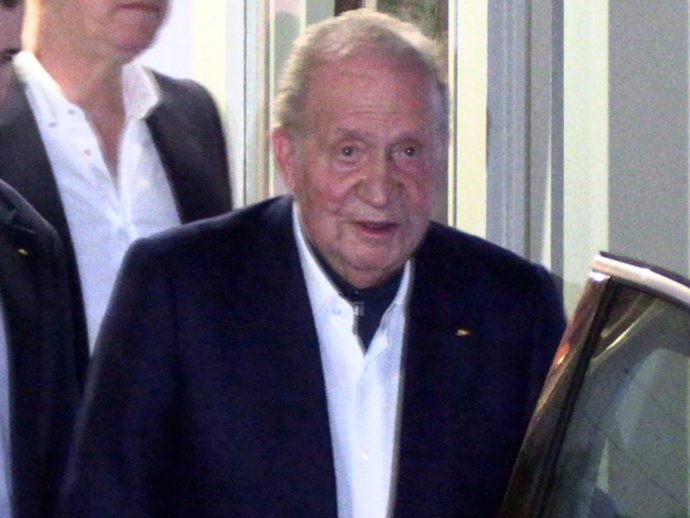 EL REY JUAN CARLOS SALE DE LA MARISQUERÍA D'berto TRAS CENAR CON AMIGOS