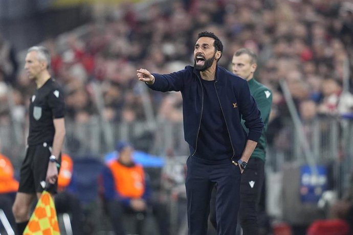 El entrenador del Real Madrid, Álvaro Arbeloa, ante el Bayern en la Champions League 2025/26.