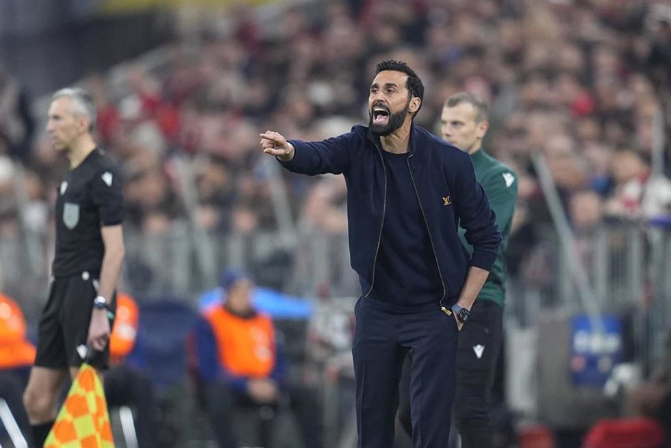 El entrenador del Real Madrid, Álvaro Arbeloa, ante el Bayern en la Champions League 2025/26.