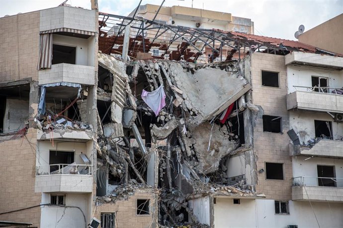 Archivo - Edificio bombardeado en el sur de Líbano en las inmediaciones de un hospital