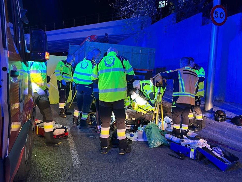Trabajadores de SAMUR-Protección Civil asisten a un motorista accidentado en Arganzuela, Madrid