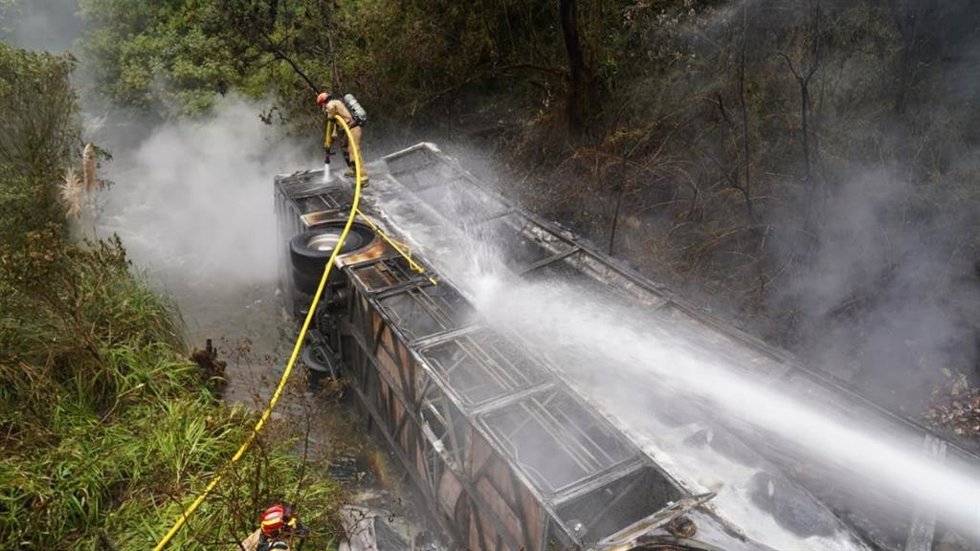 Vehículo siniestrado en el sector puente El Chorro, en el municipio de Cuenca (Ecuador)
