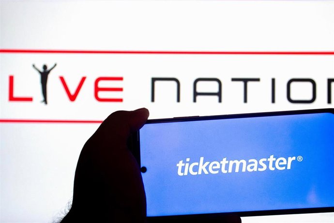 Archivo - Logos de Live Nation (en el fondo) y Ticketmaster (al frente)