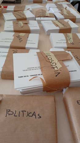 Estudiantes y trabajadores de la Universidad Complutense de Madrid (UCM) celebran este jueves una consulta simbólica sobre el plan financiero.