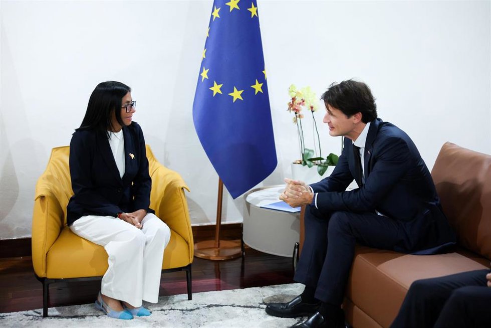 La presidenta encargada de Venezuela, Delcy Rodríguez, y el director general adjunto para las Américas en el Servicio Europeo de Acción Exterior, Pelayo Castro, reunidos en Caracas, Venezuela