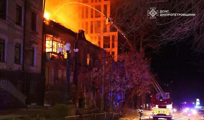 Bomberos sofocan un incendio tras un ataque ruso a Ucrania