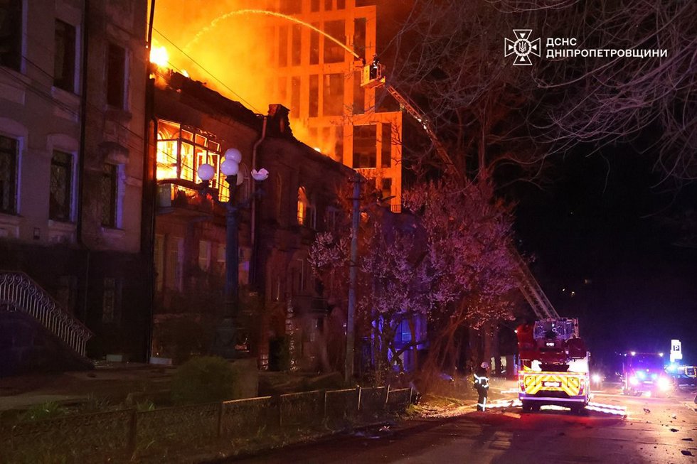 Bomberos sofocan un incendio tras un ataque ruso a Ucrania