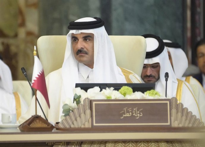 Archivo - El emir de Qatar, Tamim bin Hamad al Thani, durante una cumbre de la Liga Árabe en Irak en mayo de 2025 (archivo)
