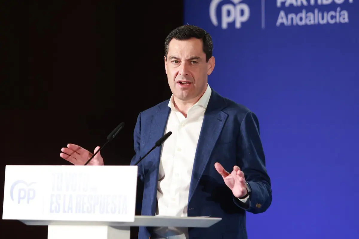 Juanma Moreno en un acto en Sevilla