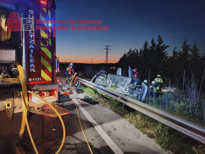 Vehículo volcado en el arcén tras el accidente.