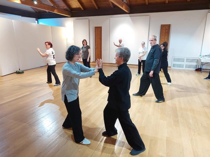 Archivo - Gente practicando Tai Chi