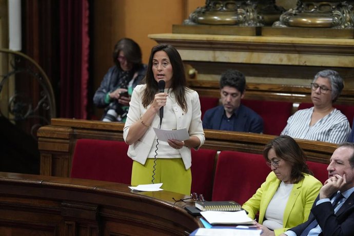 La consellera de Educación y Formación Profesional de la Generalitat, Esther Niubó, durante un pleno en el Parlament de Catalunya, a 15 de abril de 2026