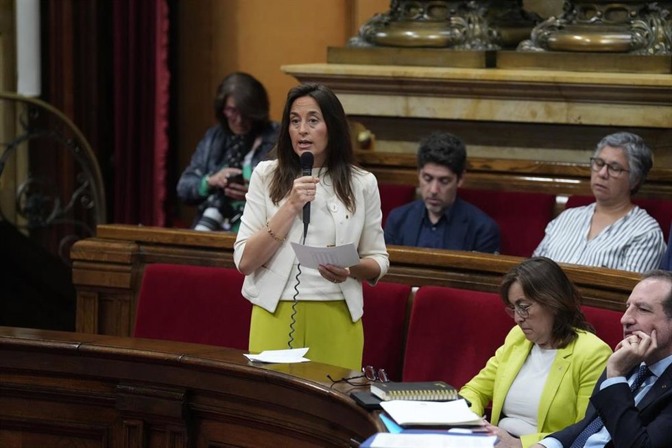 La consellera de Educación y Formación Profesional de la Generalitat, Esther Niubó, durante un pleno en el Parlament de Catalunya, a 15 de abril de 2026