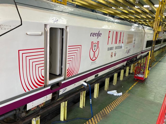 Archivo - Vinilado de una locomotora de AVE con motivo de una final de la Copa del Rey, en foto de archivo.