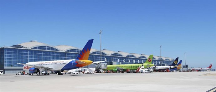 Archivo - El aeropuerto de Alicante-Elche