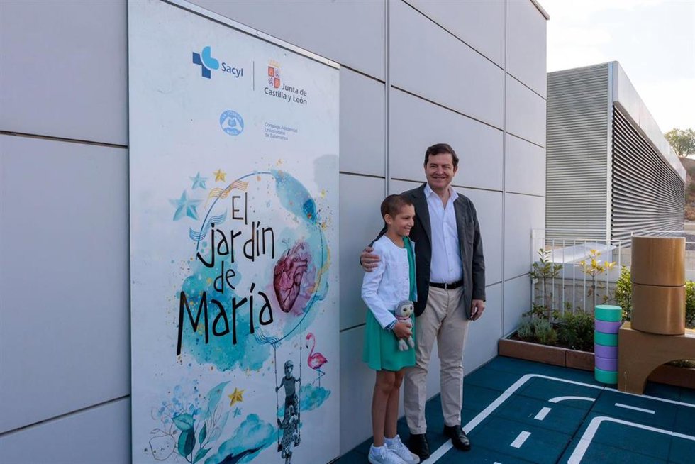 Mañueco con María Caamaño en la inauguración del 'Jardín de María', un espacio lúdico y educativo para niños en el Hospital de Salamanca