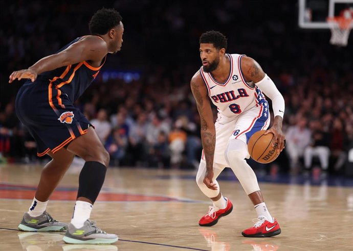 Archivo - El jugador de los Philadelphia 76ers Paul George frente al alero de los New York Knicks OG Anunoby 