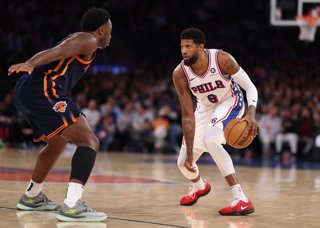 Archivo - El jugador de los Philadelphia 76ers Paul George frente al alero de los New York Knicks OG Anunoby durante un encuentro entre ambos equipos
