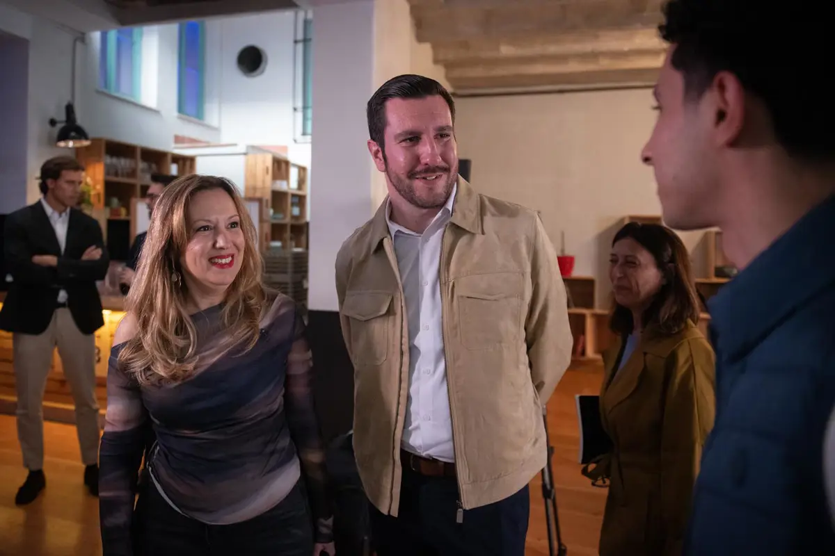 La presidenta del Cabildo de Tenerife, Rosa Dávila (izquierda) y el Consejero de Juventud, Serafín Mesa Expósito (centro), en un networking para jóvenes tinerfeños.