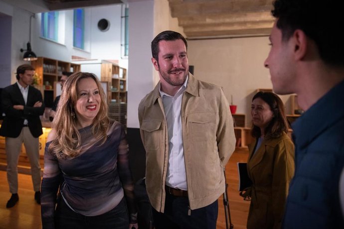 La presidenta del Cabildo de Tenerife, Rosa Dávila (i) y el Consejero de Juventud del Cabildo de Tenerife, Serafín Mesa Expósito (c), a su llegada a un networking para conectar a jóvenes tinerfeños con empresas canarias, a 15 de abril de 2026, en Madrid (