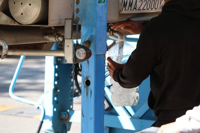 Una persona rellena una botella de agua en Alcalá tras una avería