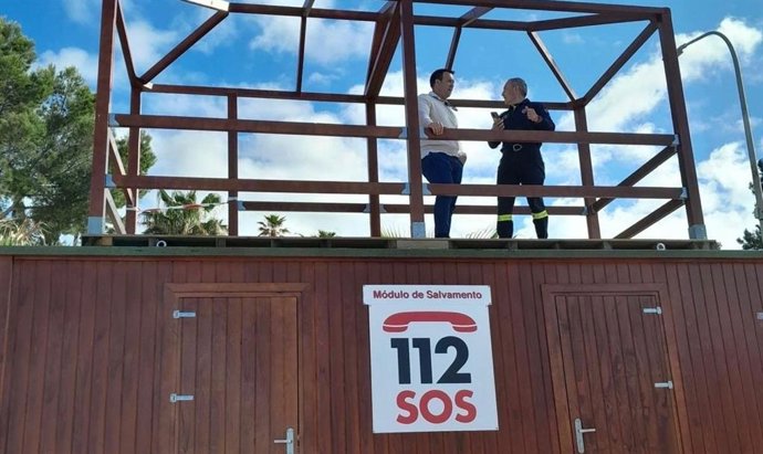 El regidor de Medio Ambiente y Protección Civil, Antoni Nicolau, y el jefe del Servicio de Emergencias y Protección Civil, Joan Pol, en uno de los módulos de emergencias instalados en Sant Elm.