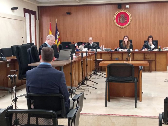 Juzgan a puerta cerrada a un informático por descargar imágenes íntimas de clientes y abusar sexualmente de una mujer.