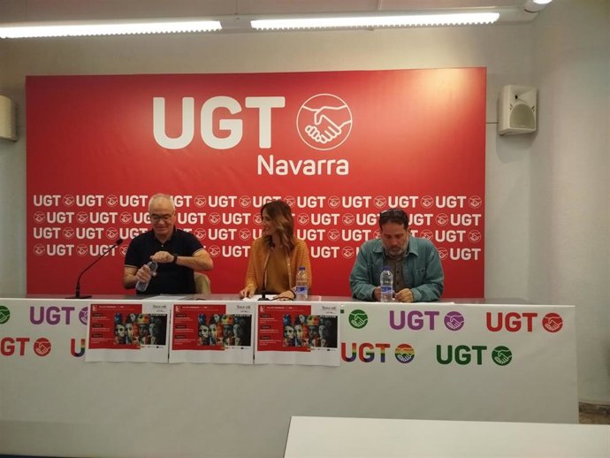 El secretario general de UGT Navarra, Lorenzo Ríos, la secretaria de Área Externa y Política Sindical, Eva Azanza, y el responsable confederal de Migraciones de UGT, Cesc Poch