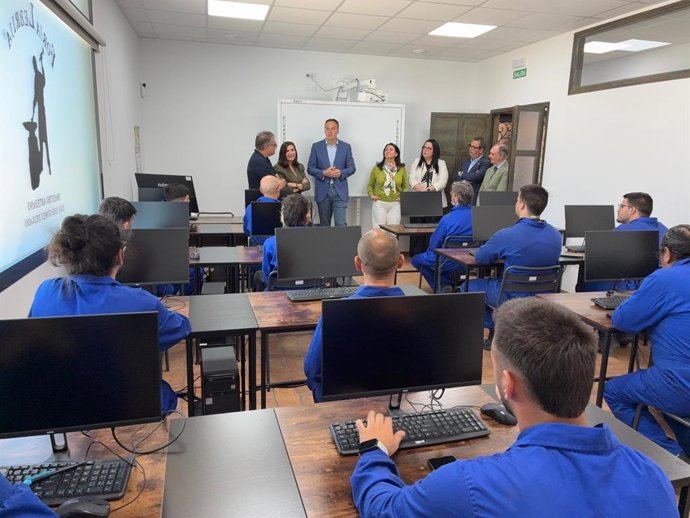 La consejera de Empleo, Rocío Blanco, acompañada por el alcalde, José Barroso, visitan el Centro de FPE Forja Lebrija-Escuela del Hierro.