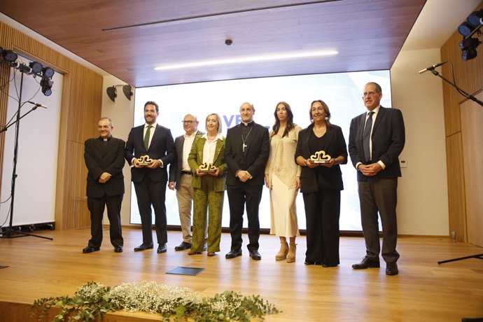 El obispo (centro),  con los galardonados por Cáritas Diocesana con los premios a 'Entidades con Corazón'.