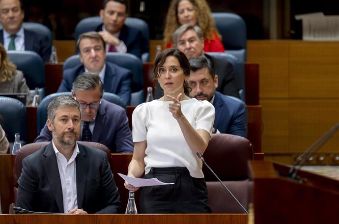 (I-D) El consejero de Presidencia, Miguel Ángel García Martín, y la presidenta de la Comunidad de Madrid, Isabel Díaz Ayuso, durante el Pleno de la Asamblea de Madrid, a 9 de abril de 2026