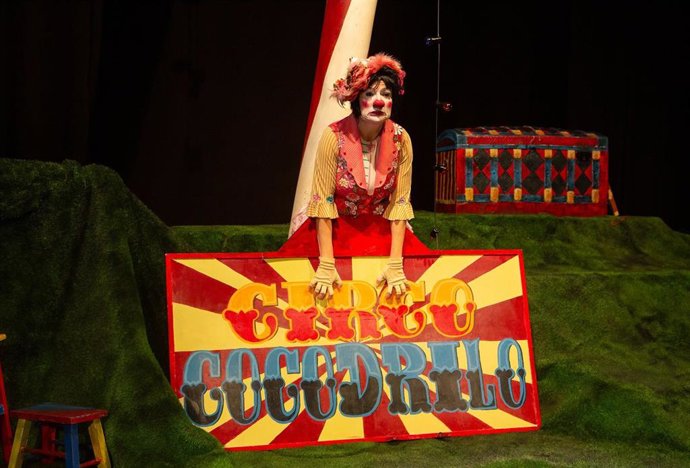 Escena de la obra de teatro clown 'A la gloria con Gloria Fuertes'.