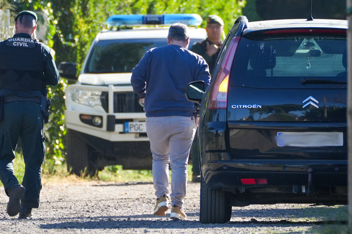 El investigado por la muerte de Esther López, en la urbanización Parque Romeral de Traspinedo (Valladolid), en la mañana en la que la Guardia Civil ha iniciado el registro del sótano hallado en la que fue su vivienda.