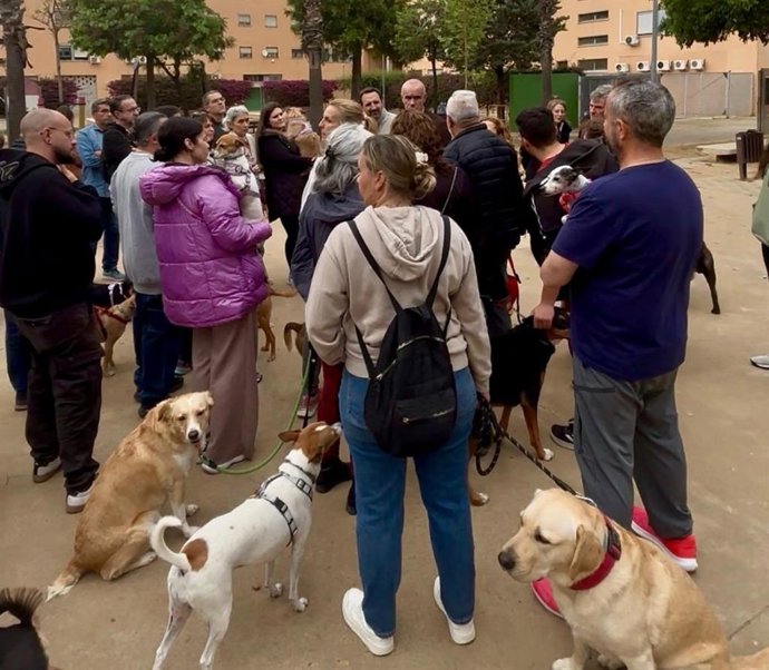 Grupo de vecinos y usuarios ante el cierre del pipicán de Sevilla Este.