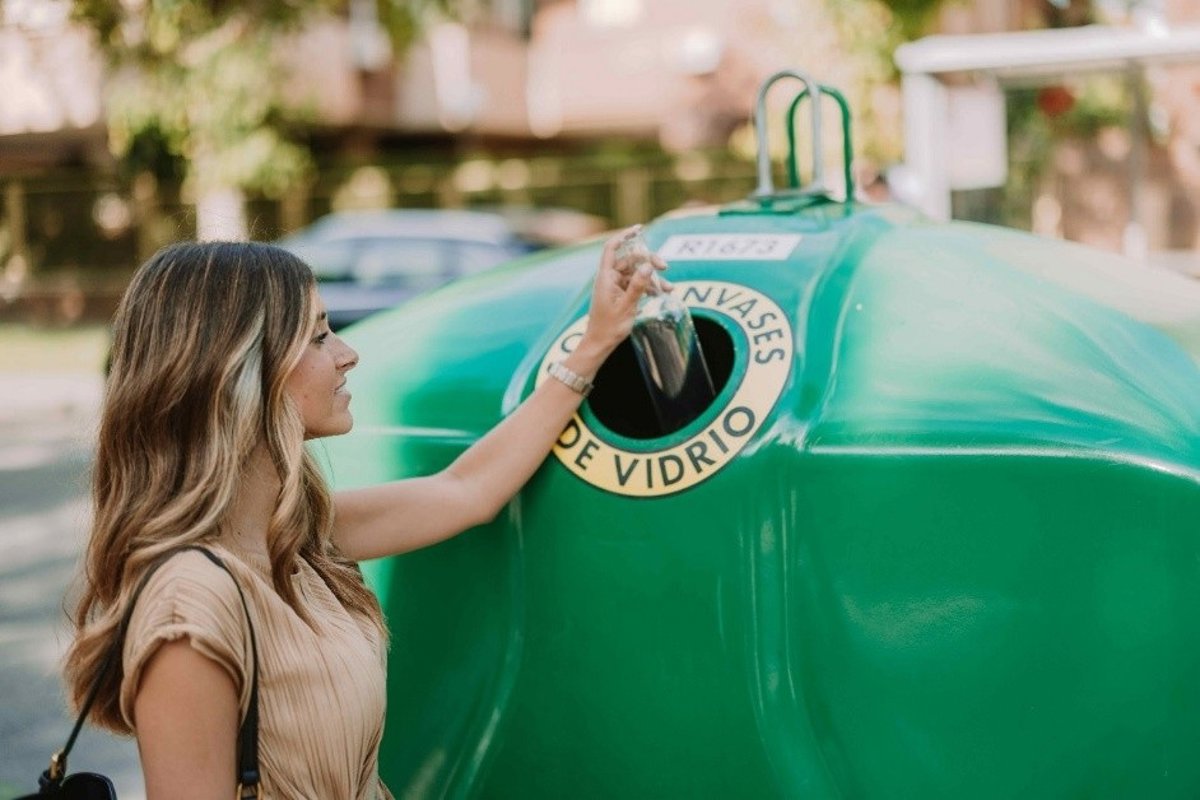 Extremadura sigue a la cola del reciclaje de envases de vidrio en España tras descender un 1,4% en 2025