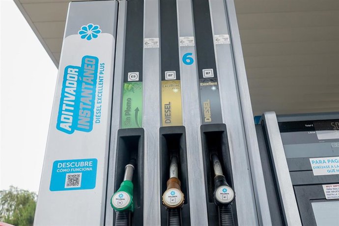 Archivo - Surtidores de una gasolinera