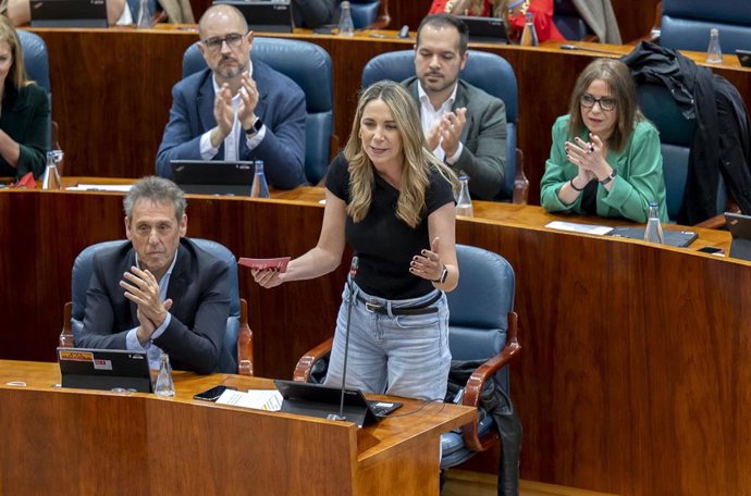 La portavoz del PSOE en la Asamblea, Mar Espinar (i), y el portavoz adjunto del PSOE de la Asamblea de Madrid, Fernando Fernández Lara (d),durante el Pleno de la Asamblea de Madrid, a 9 de abril de 2026, en Madrid (España).