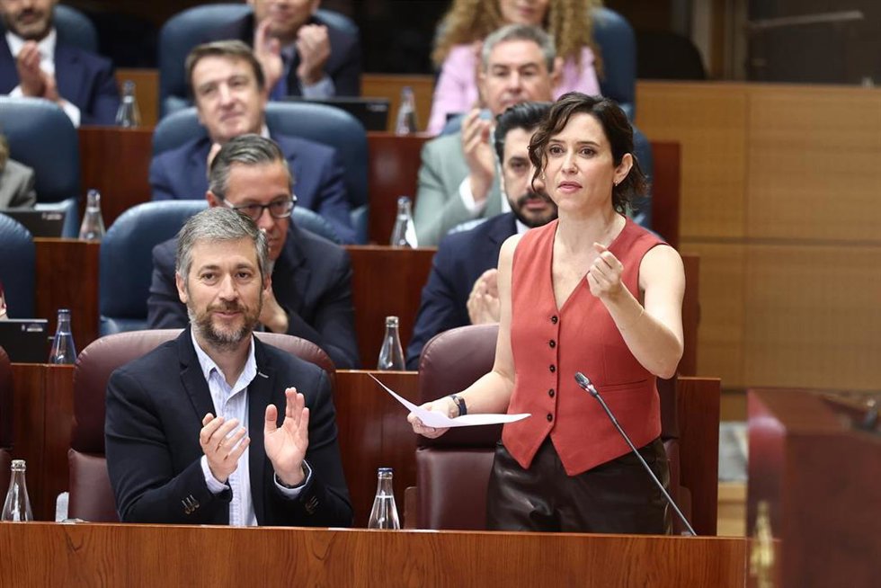 La presidenta de la Comunidad de Madrid, Isabel Díaz Ayuso (d), y el consejero de Presidencia, Justicia y Administración Local, y portavoz del Gobierno autonómico, Miguel Ángel García Martín (d),durante una sesión plenaria en la Asamblea de Madrid, a 16 d
