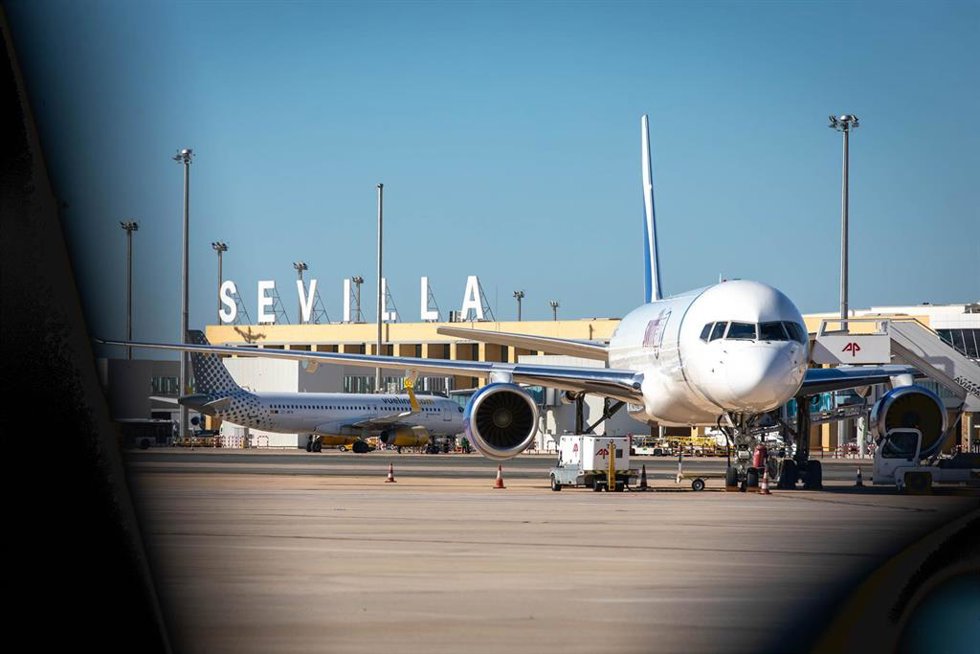 Archivo - Sevilla.-Turismo.-Toscano destaca las inversiones estatales en el aeropuerto tras rozar en marzo el millón de pasajeros 