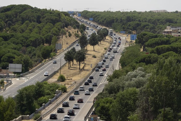 Varios vehículos en la A5 de Madrid. 