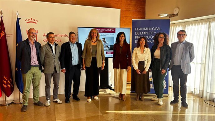 La concejala de Promoción Económica, Gobierno Abierto y Empleo, Mercedes Bernabé; y la presidenta de la Cámara de Comercio de Murcia, Miryam Fuertes, presentan la fase I del proyecto