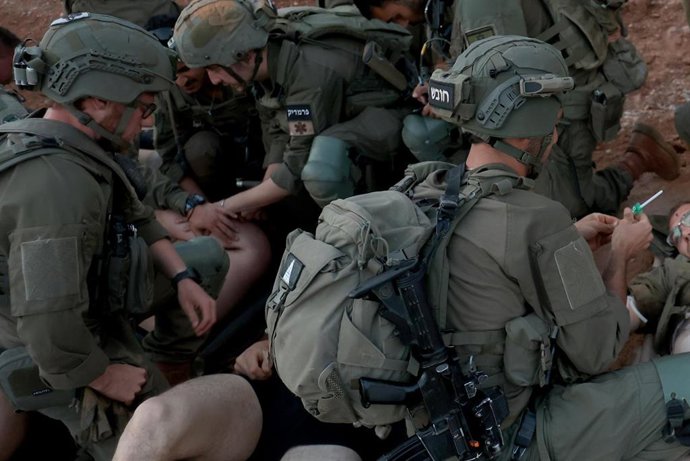 Archivo - Militares de Israel durante unas maniobras de rescate en Kiryat Shmona, cerca de la frontera con Líbano, en abril de 2025 (archivo)