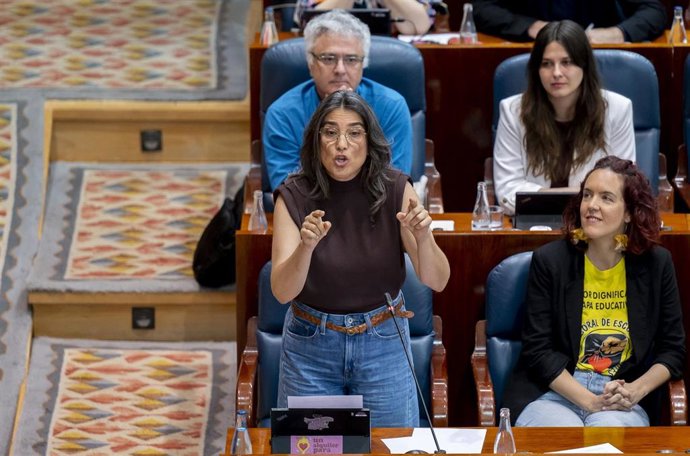 La portavoz de Más Madrid en la Asamblea, Manuela Bergerot (1 fila, i), durante el Pleno de la Asamblea de Madrid