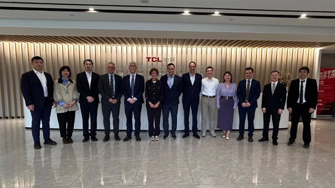 La presidenta Chivite junto al presidente ejecutivo de Operaciones Internacionales de TCL Zhonghuan Renewable Energy Technology, Sean Wang (a su derecha) en su visite a la empresa TCL Solar