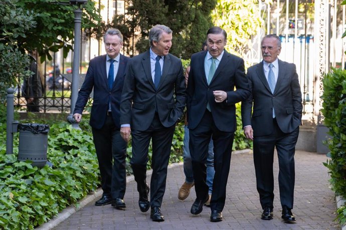El presidente del PP, Alberto Núñez Feijóo, y el director de El Español, Pedro J. Ramírez, durante el VI Foro Económico ‘Wake Up, ¡Spain!, Wake Up Europe!’, organizado por El Español, a 16 de abril de 2026, en Madrid (España). 