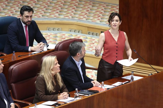 La presidenta de la Comunidad de Madrid, Isabel Díaz Ayuso (d), durante una sesión plenaria en la Asamblea de Madrid, a 16 de abril de 2026, en Madrid (España). La Asamblea de Madrid debate en torno al estado y calidad de la sanidad y educación madrileñas