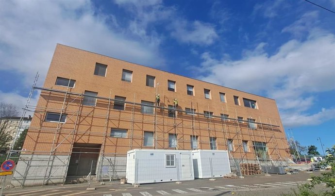 Reforma integral de la cubierta del centro de salud de Villalegre-La Luz, en Avilés.
