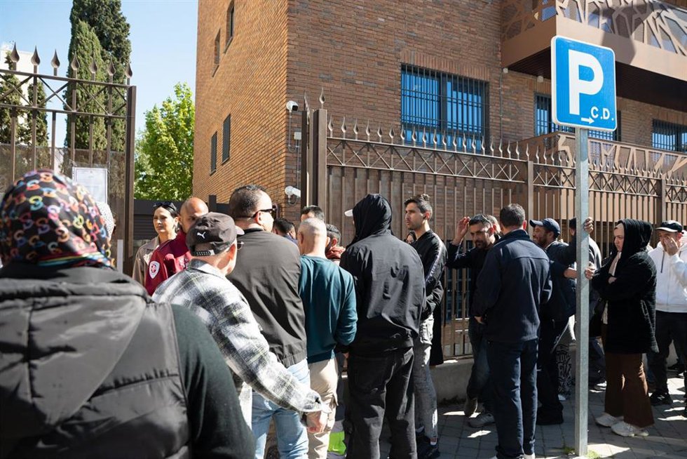 Varias personas hacen cola para entrar en la Embajada y Consulado de Marruecos, a 15 de abril de 2026, en Madrid (España).