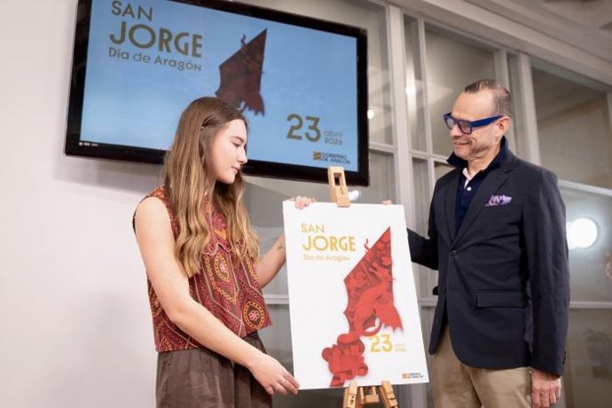 El director general de Cultura, Pedro Olloqui, junto a la autora del cartel de este año para el Día de Aragón.