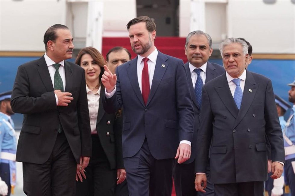 El vicepresidente de EE.UU, JD Vance, llega a la base aérea de Nur Khan, en Pakistán. 